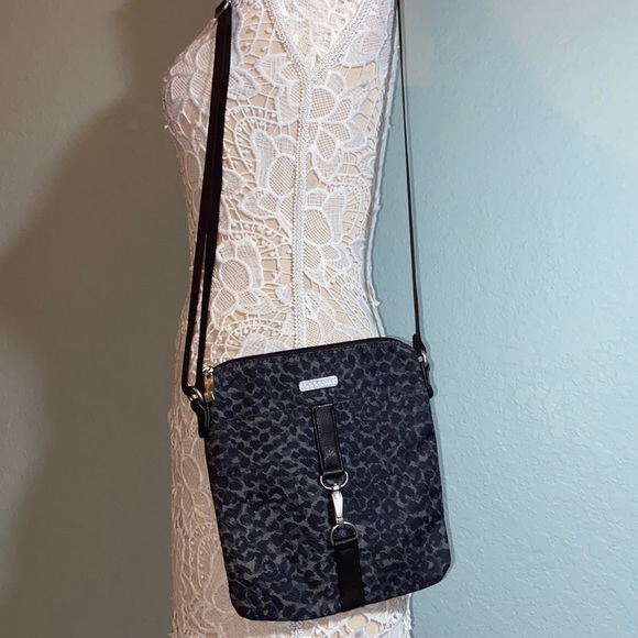 Baggallini Leopard Print Big Dipper Hobo Crossbody bag - Picture 1 of 8